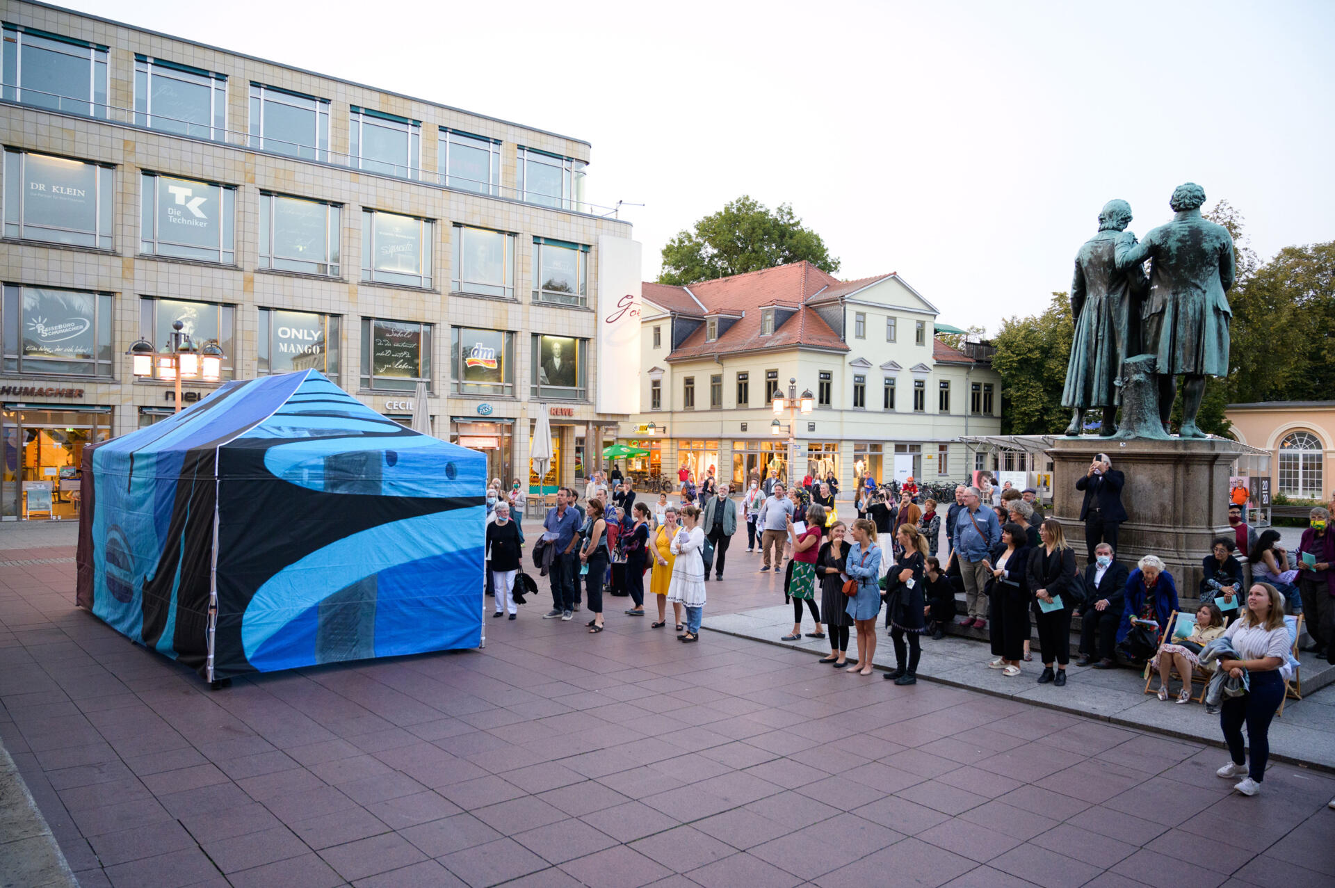 vor dem Nationaltheater Weimar